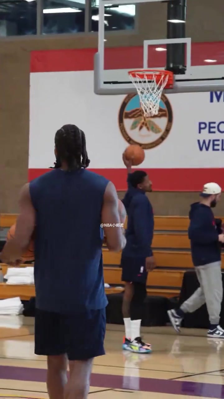 小卡这巨掌单手从地上抓起篮球跟吸盘似的