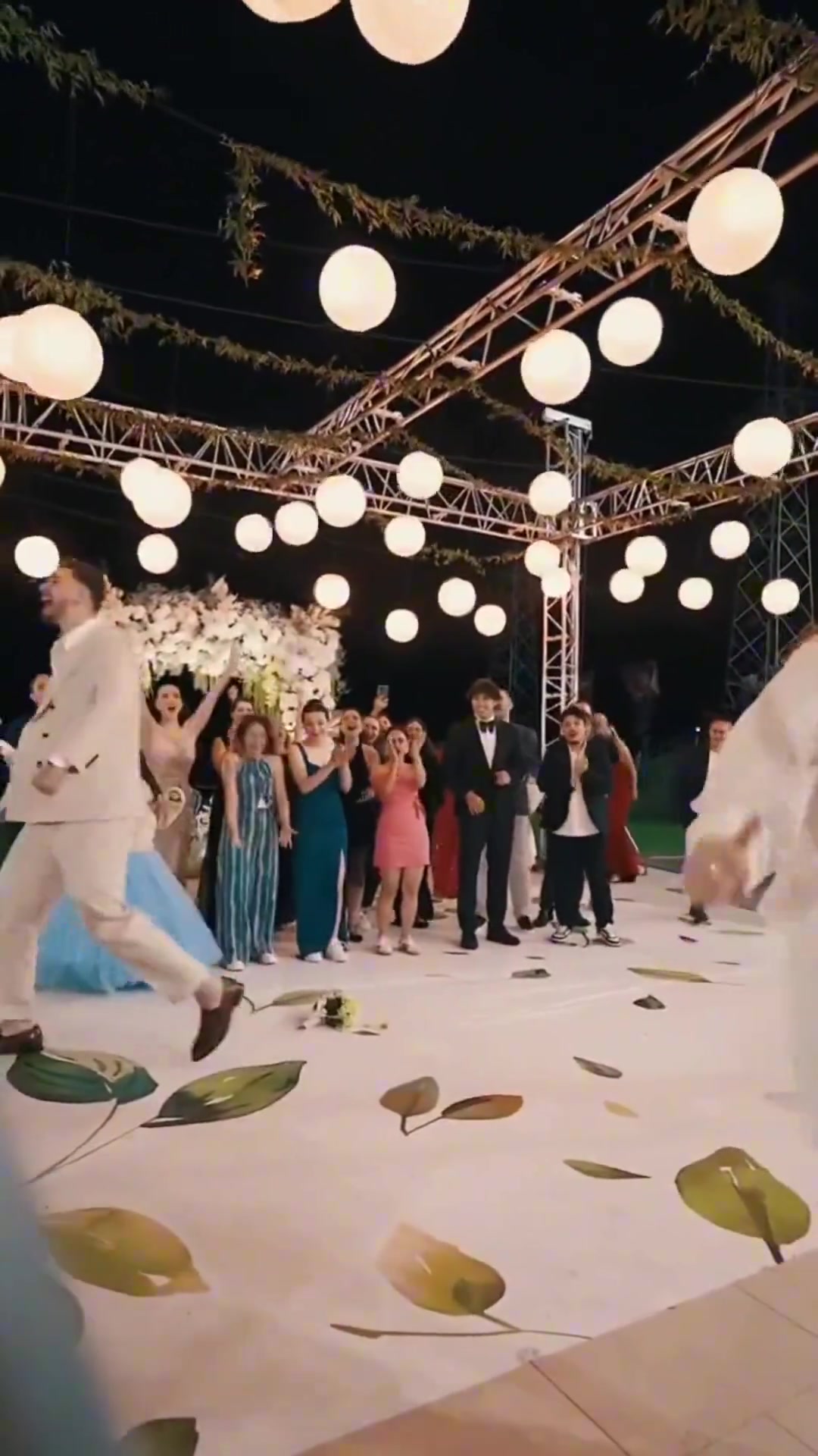 这防守强此前申京在哥哥的婚礼上抢断大帽嫂子扔出的手捧花