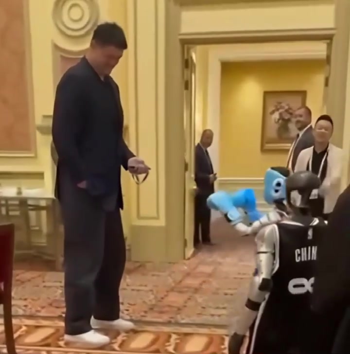 忍俊不禁当机器人遇上姚明会是怎样画面竟想打一场拳击