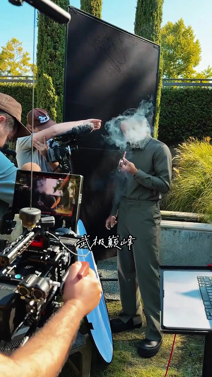 小学生变大佬库里拍摄广告抽着雪茄 大佬气势十足啊